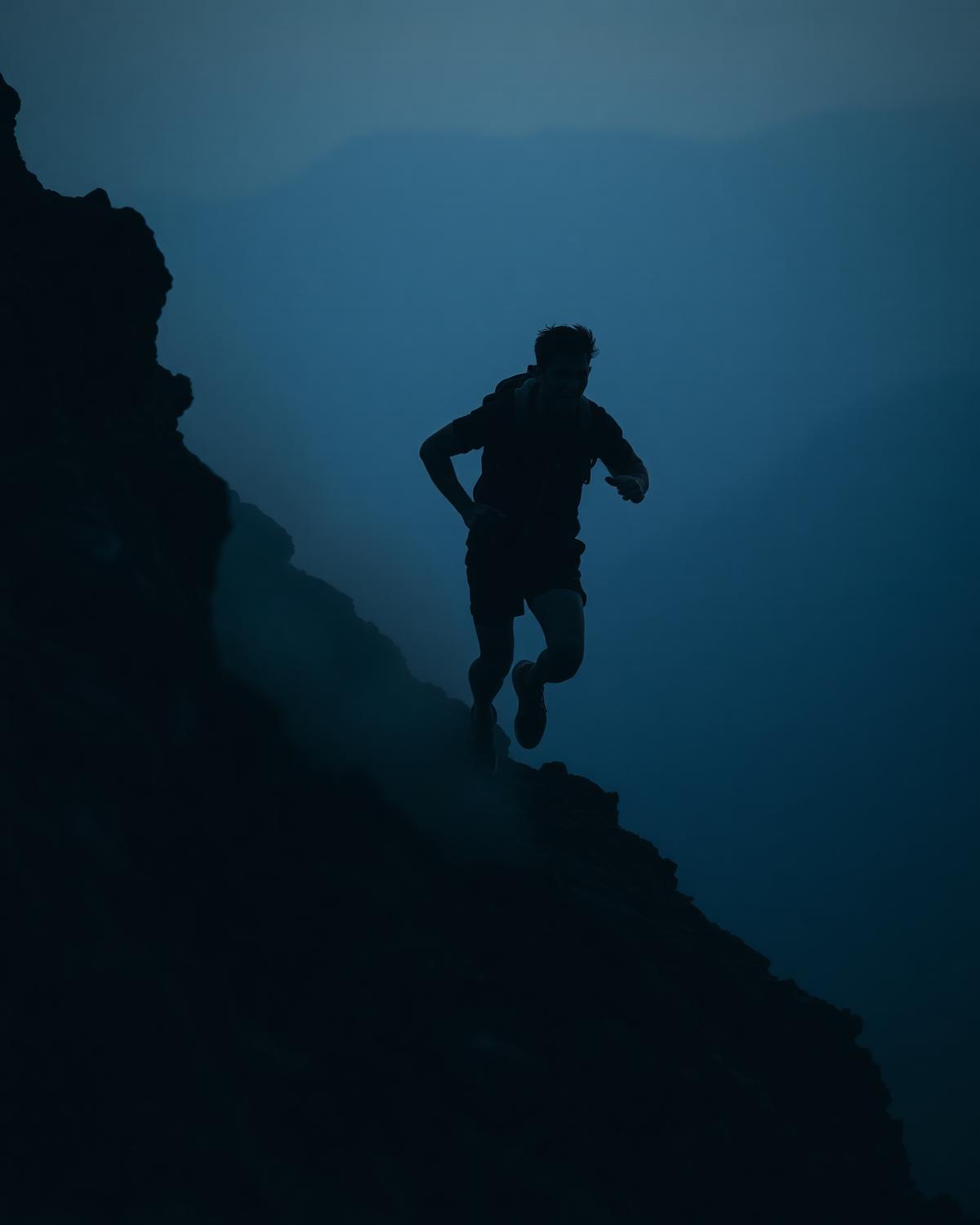 Corredor de trail en un sendero de montaña al amanecer, ambiente editorial